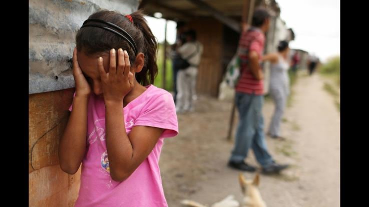 India, figlio butta l’anziana madre sotto a un trattore