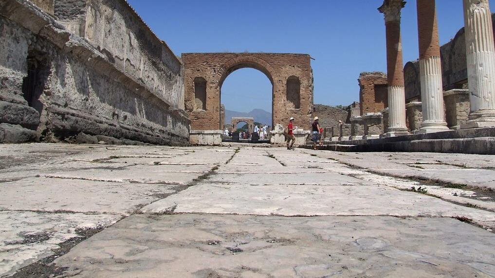 Pompei chiude per assemblea e i turisti stanno fuori. Protesta anche l'Unesco