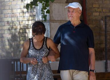Priebke a spasso per Roma con la badante e la scorta 9
