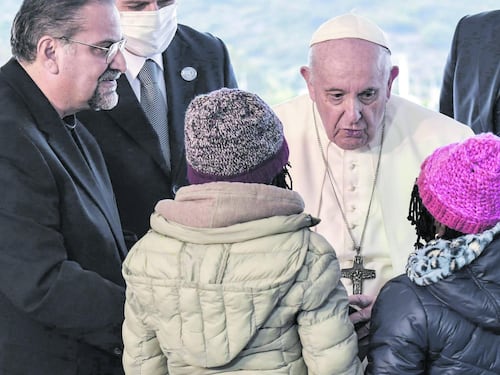 Il Papa ai vescovi Usa: "No alle deportazioni". Lo "zar" di Trump: "Pensi alla sua Chiesa"