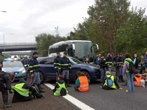 Traffico in tilt a Bologna, giudice convalida il fermo per gli attivisti di Ultima Generazione