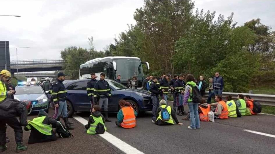 Traffico in tilt a Bologna, giudice convalida il fermo per gli attivisti di Ultima Generazione