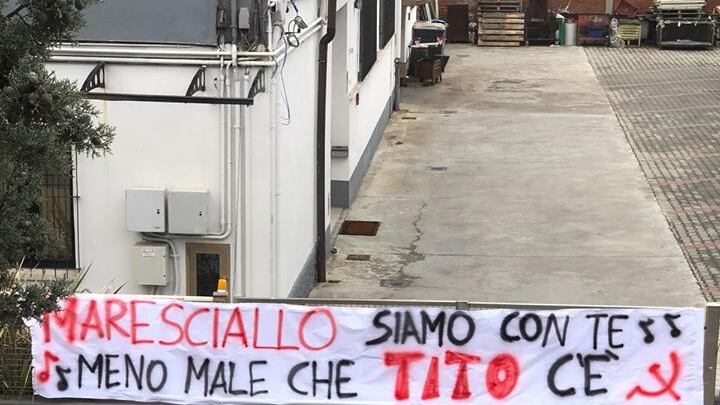 Foibe, altro striscione choc: "Meno male che Tito c'è"