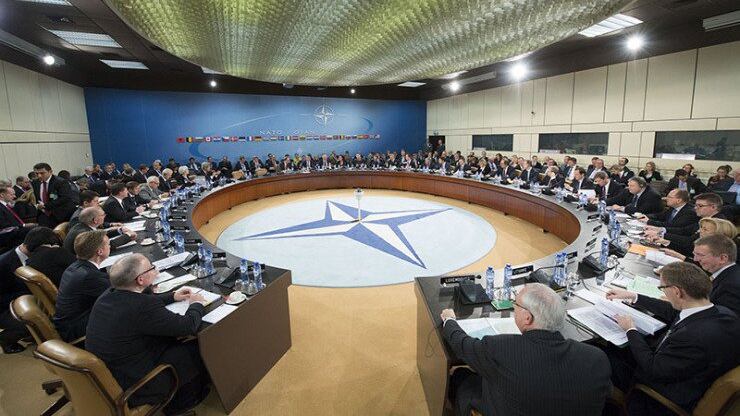 La Nato rimprovera l'Italia: "Ora smettano di fare tagli alla difesa"