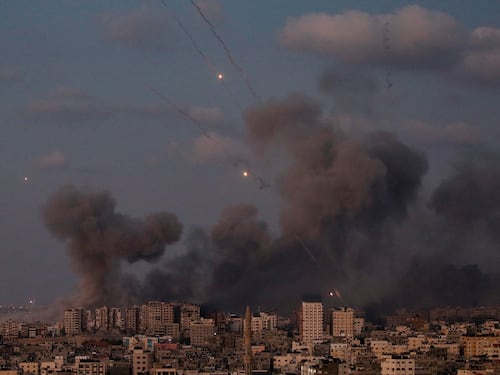Netanyahu mostra le foto dei bambini trucidati. "Manuali di Al Qaeda sui cadaveri". Domani Tajani a Tel Aviv | La diretta