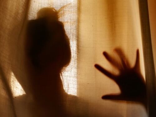 Carrara, clandestino minaccia di sfigurare ex con l'acido: arrestato