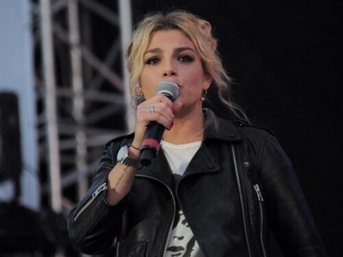 Emma Marrone provoca Maurizio Costanzo: "Sei geloso di Maria, eh?"