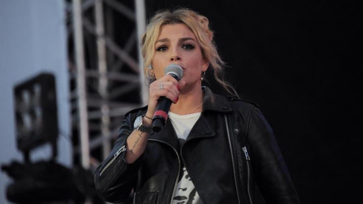 Emma Marrone provoca Maurizio Costanzo: "Sei geloso di Maria, eh?"