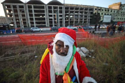 Roma, lo sgombero della fabbrica occupata da più di 500 migranti 9
