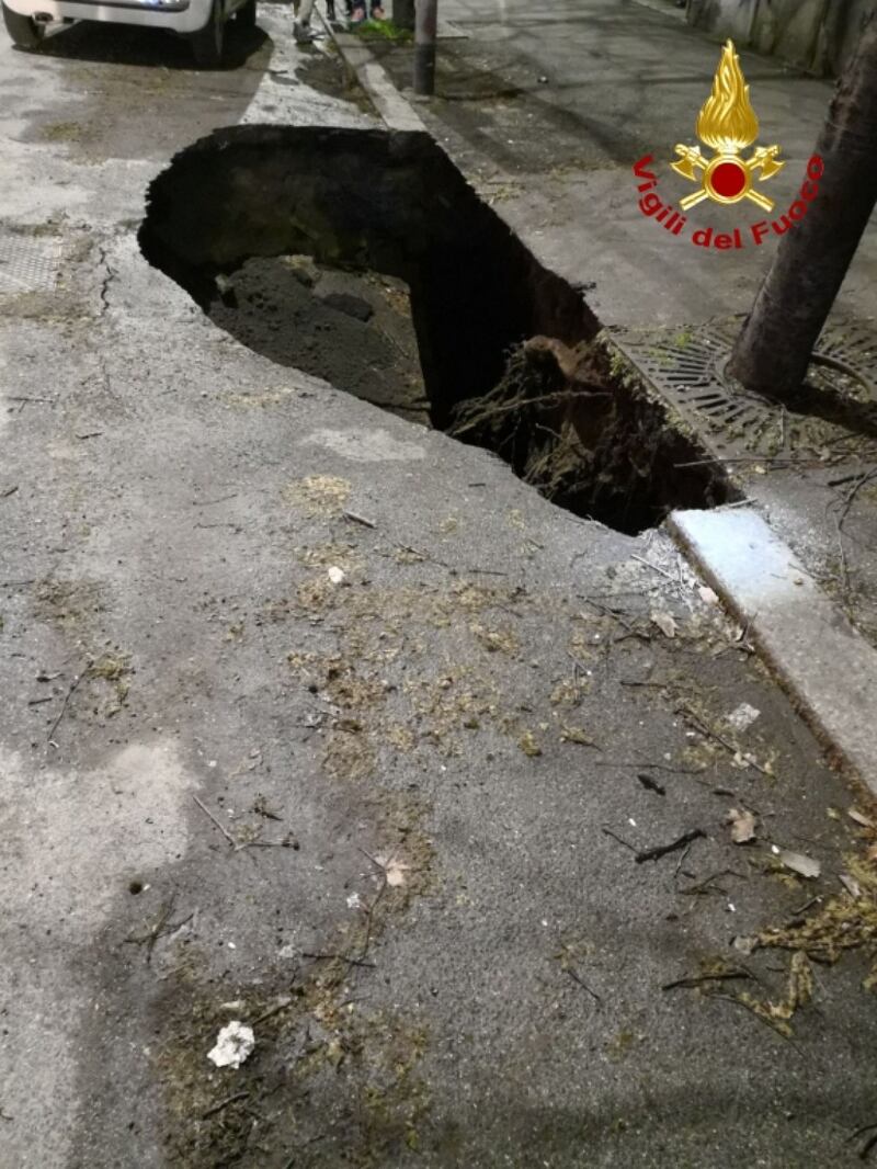 Un'auto finisce in una voragine 2
