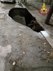 Un'auto finisce in una voragine 2