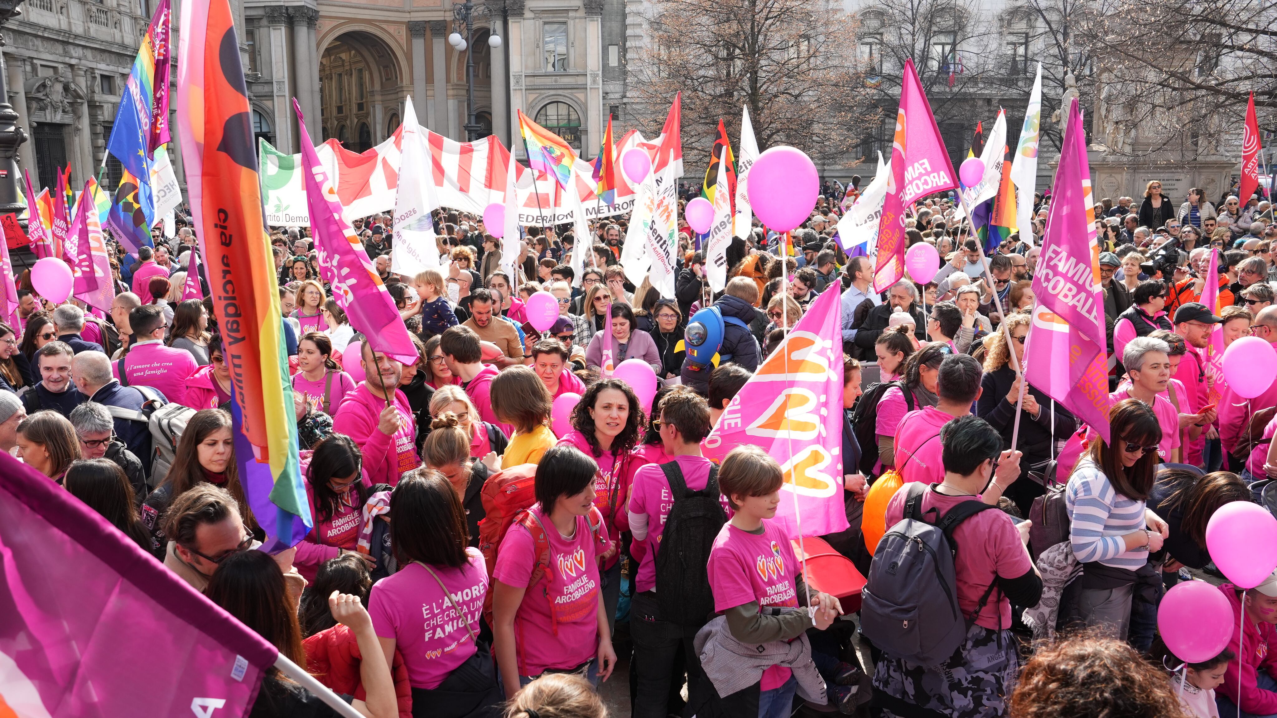 Matrimonio egualitario e adozioni per le coppie gay: la sinistra torna alla carica