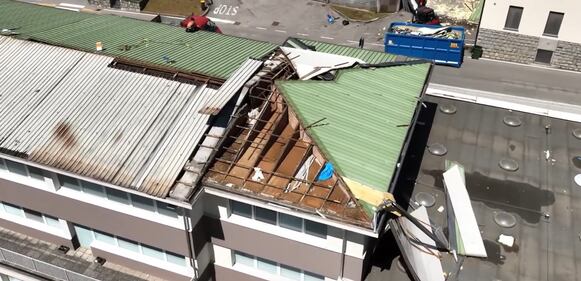 Devastazione e tetti scoperchiati, i danni in Val Seriana dopo il violento temporale 1