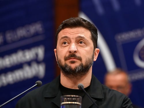 L'Ue: "Pieno sostegno all'ingresso di Kiev". Ma l'Ungheria si sfila: "Noi contrari al 95%"