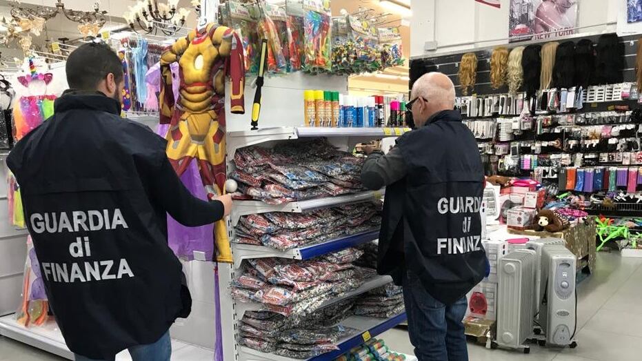 Prodotti falsi e pericolosi: maxi sequestro all'imprenditore cinese
