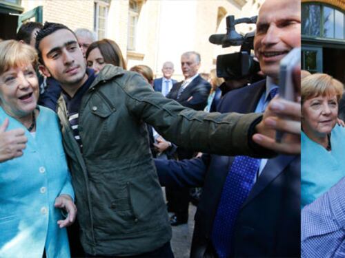 L'Europa è sempre più nel caos. E la Merkel fa i selfie coi migranti