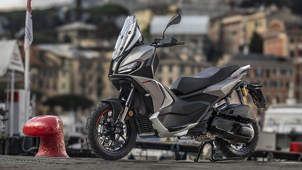 Aprilia SR GT 400: il maxiscooter che strizza l’occhio alle sorelle maggiori