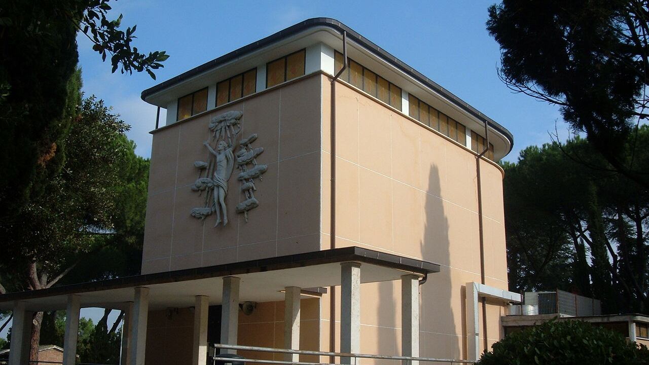 Facevano a pezzi i cadaveri nel cimitero e poi chiedevano soldi ai parenti