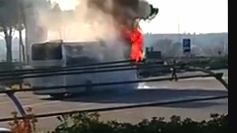 Vanno a Roma per partecipare a C'è posta per te ma il bus va a fuoco