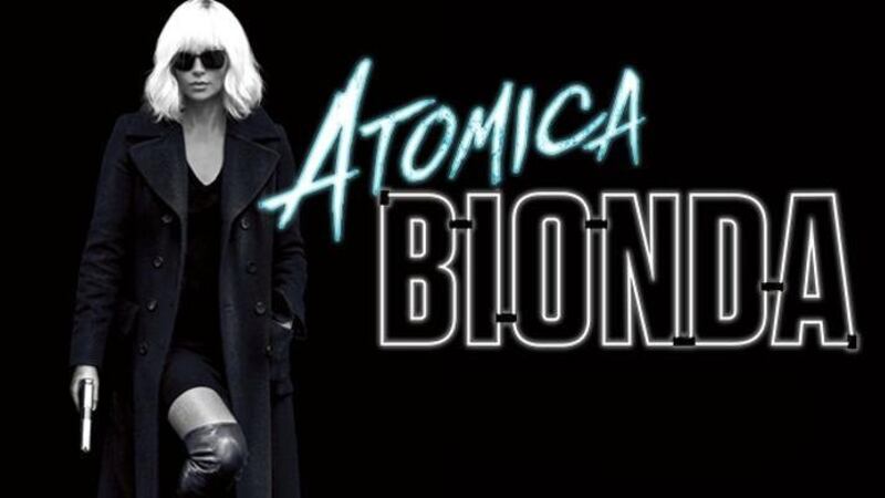 Sotto il sole del thriller si sta scaldando una spia sexy