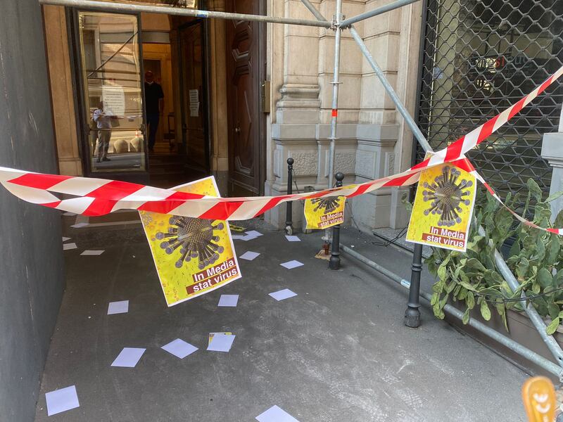 Protesta no-vax sotto la sede de ilGiornale 4