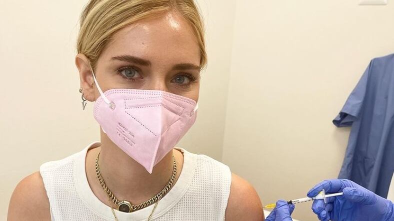 "Non si è vaccinata davvero". La Ferragni nel mirino dei complottisti