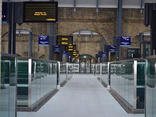 Londra, tre persone investite da un treno in circostanze misteriose