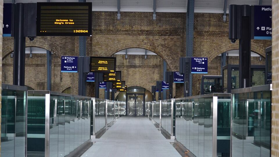 Londra, tre persone investite da un treno in circostanze misteriose
