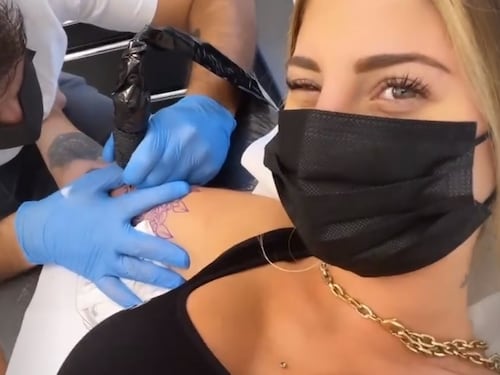 Chiara Nasti e lo strano tatuaggio. Il web si scatena: "Egocentrica"