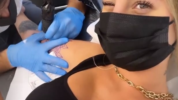 Chiara Nasti e lo strano tatuaggio. Il web si scatena: "Egocentrica"