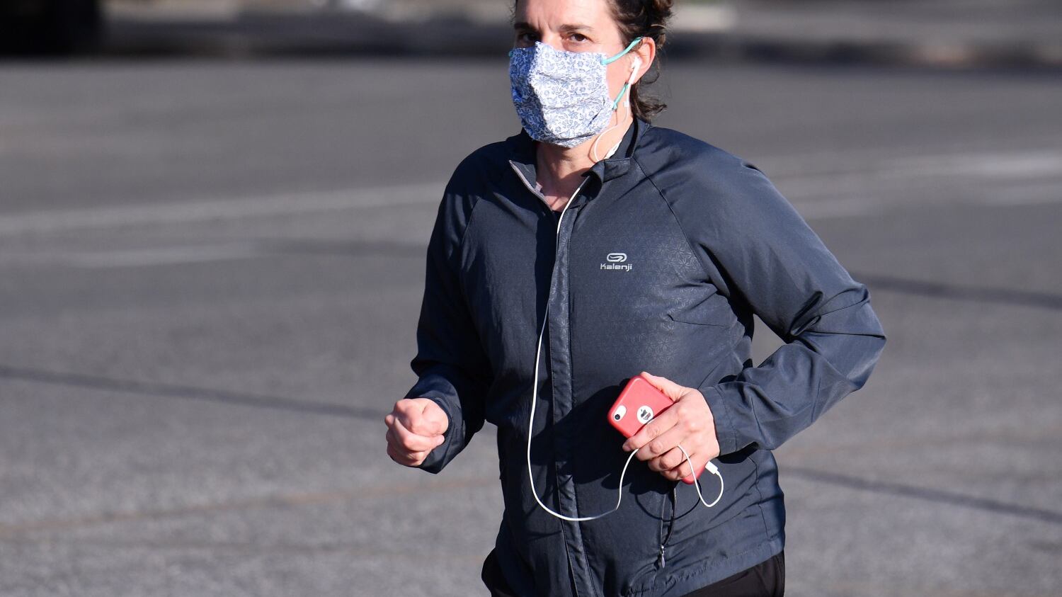 Correre con la mascherina? Ecco perché è meglio non indossarla