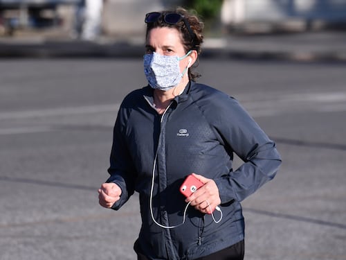 Correre con la mascherina? Ecco perché è meglio non indossarla