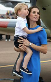 Che capricci, principe George! Tutte le foto alla base militare della Raf e dello "scivolone" sexy di Kate 5