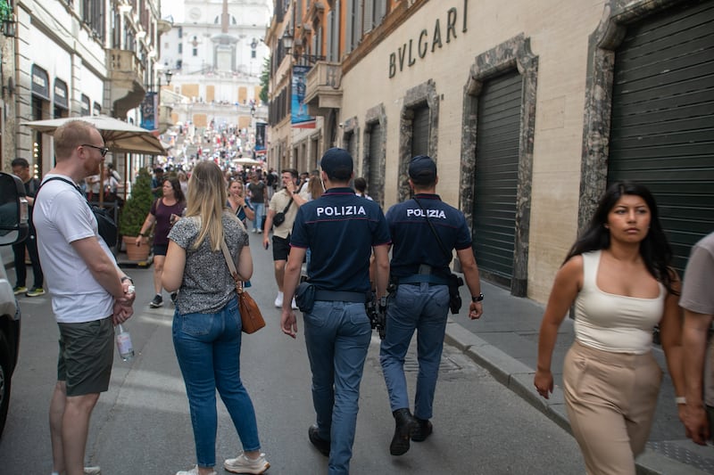 Dai sotterranei fanno un buco ed entrano da Bulgari: bottino di 500mila euro 12