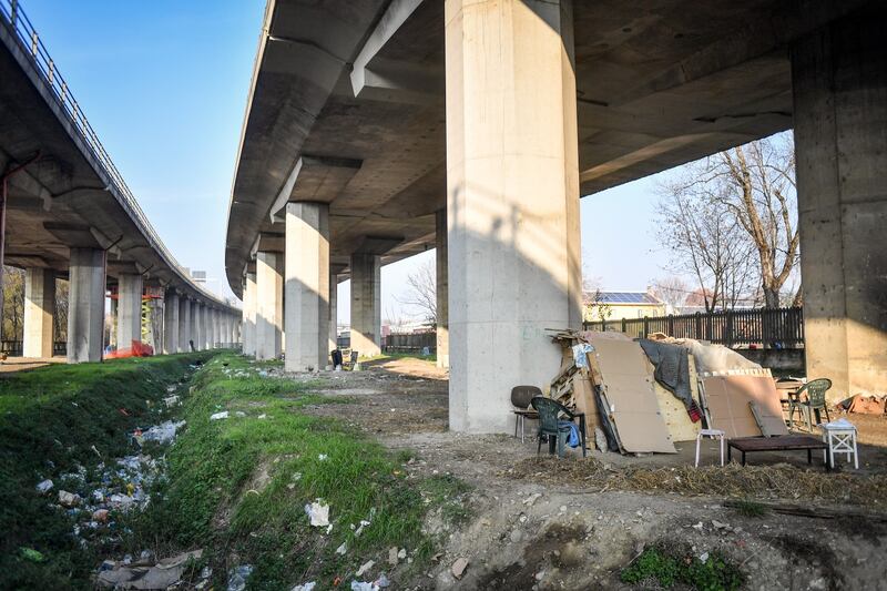 Milano, accampamento migranti sotto cavalcavia Tangenziale Est 10