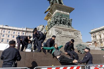 Vandalizzato il monumento equestre di piazza del Duomo 9