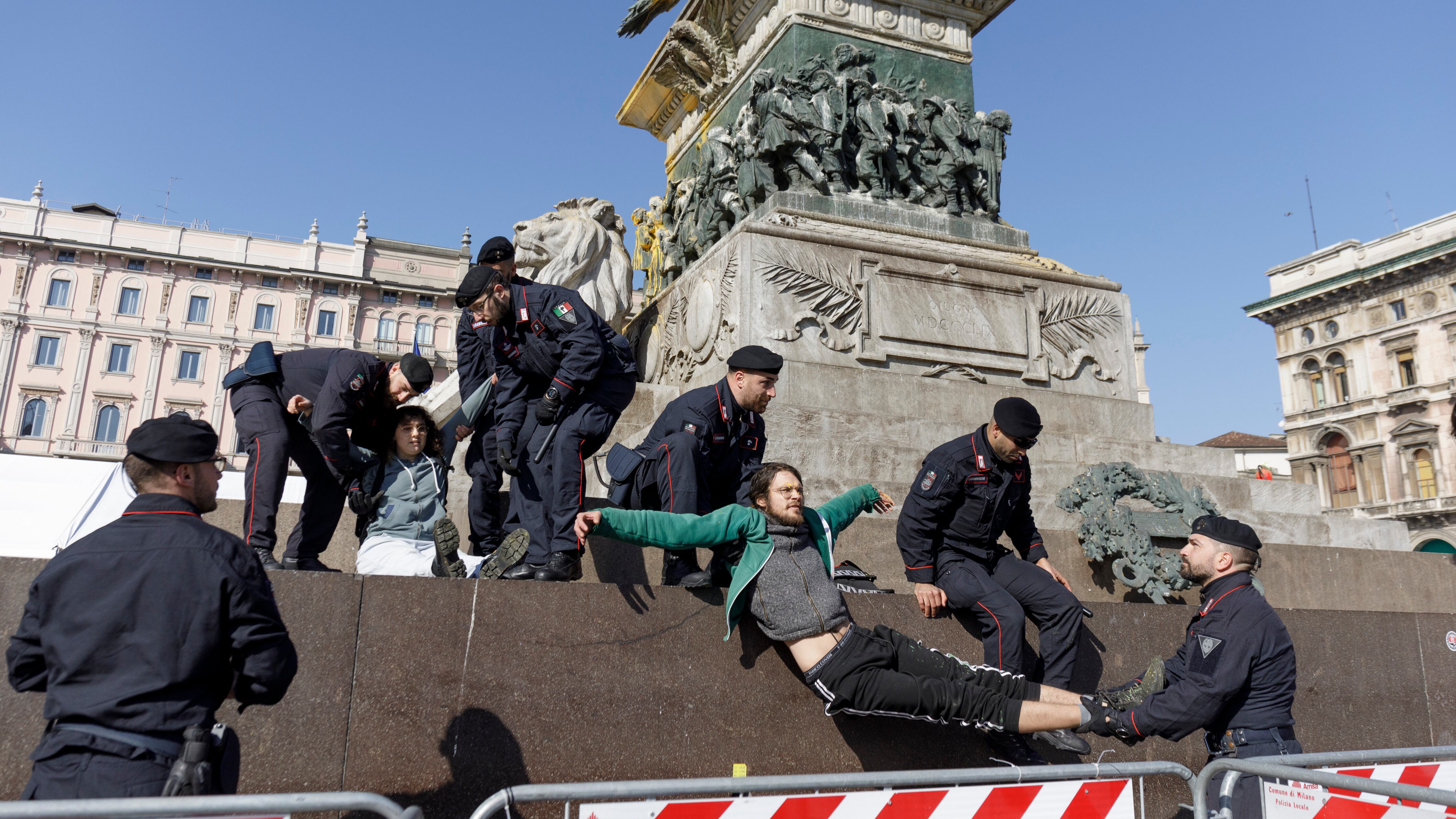 Ancora gli eco cretini: vandalizzata la statua davanti al duomo di Milano