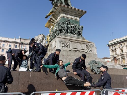 Ancora gli eco cretini: vandalizzata la statua davanti al duomo di Milano