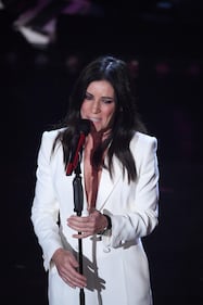 Sanremo 2019: il décolleté di Paola Turci 9
