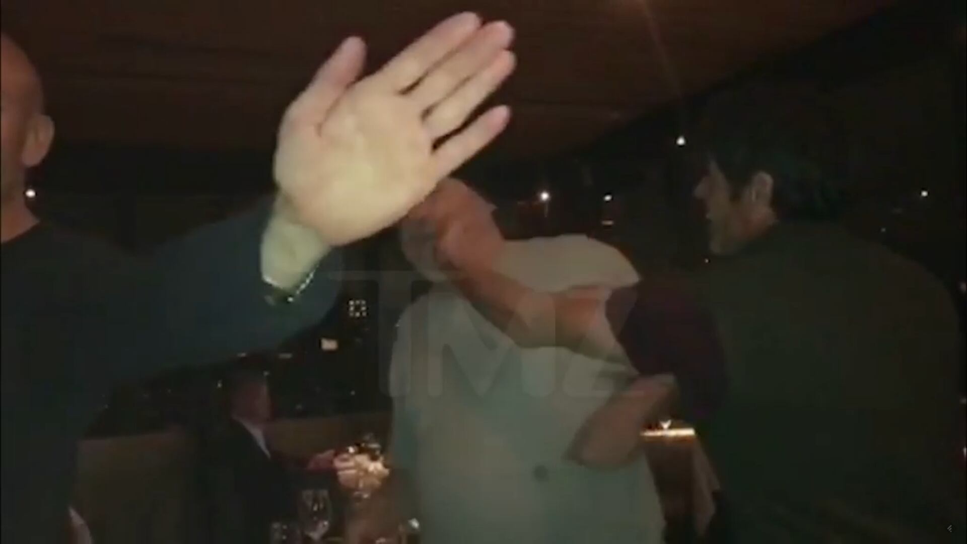 Schiaffi e insulti ad Harvey Weinstein Agguato in un ristorante dell'Arizona