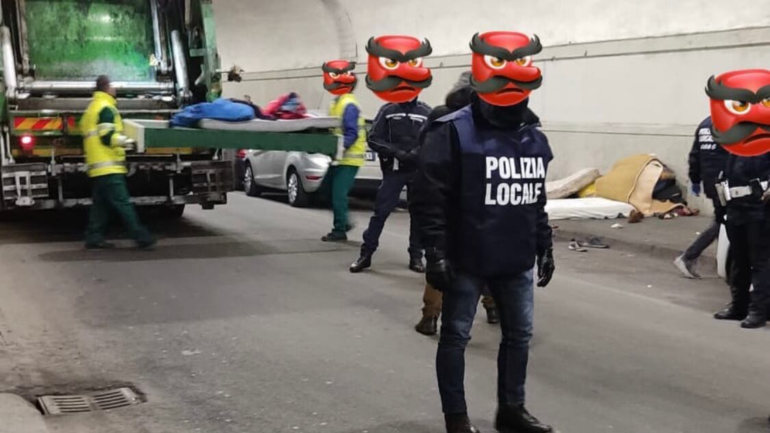 La sinistra "buona" di Milano butta coperte e materassi dei senzatetto