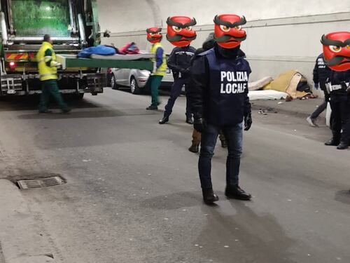 La sinistra "buona" di Milano butta coperte e materassi dei senzatetto