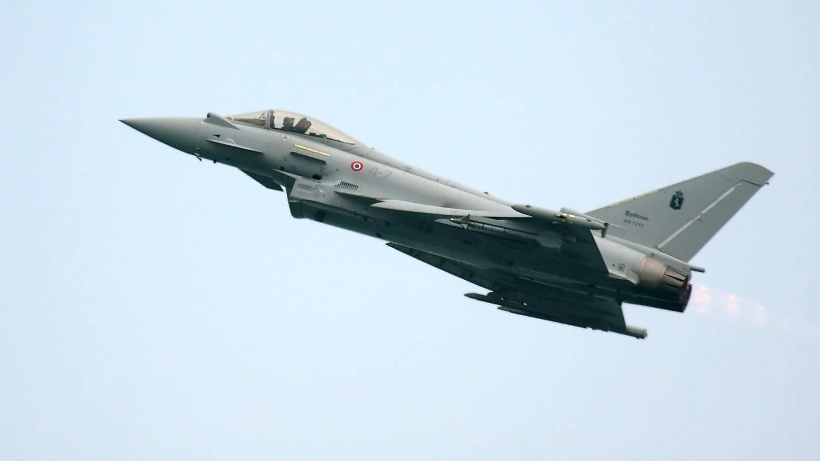 Paura nei cieli: un caccia sgancia (per errore) un missile aria-aria