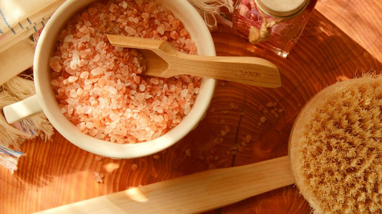 Bagno all'avena, come prepararlo a casa: curativo per la pelle, riduce prurito e rossori