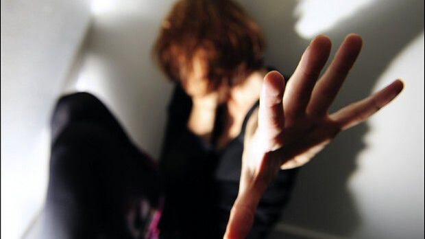 La riduce in sedia a rotelle per la vita, ma è già libero dopo appena 10 mesi di carcere