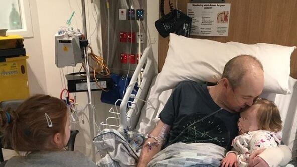 Golfista con leucemia dà l’addio alle figlie con un ultimo abbraccio