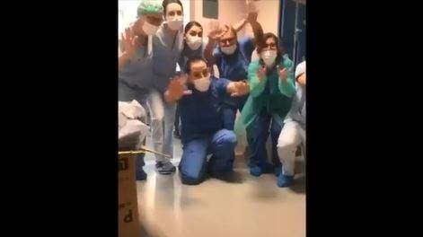 Il Niguarda chiude una delle 5 terapie intensive: medici e infermieri festeggiano