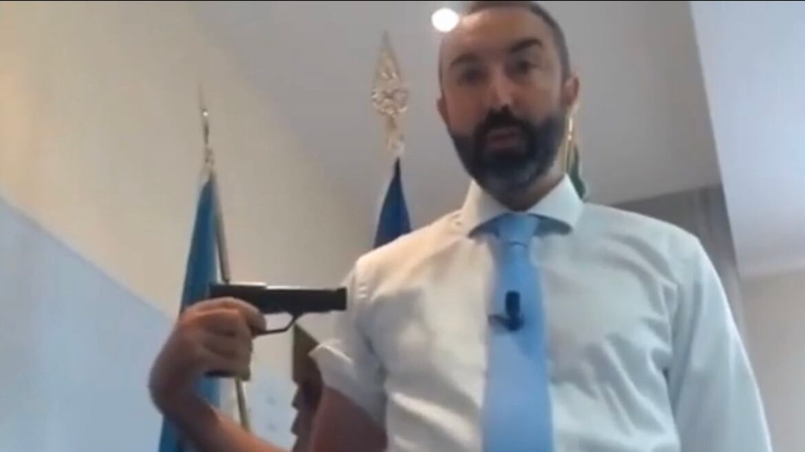 Il delirio di Barillari. L'ex grillino "spara" sui vaccini: "Roulette russa"