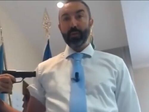 Il delirio di Barillari. L'ex grillino "spara" sui vaccini: "Roulette russa"