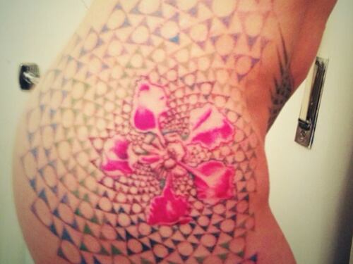 Asia Argento e il tatoo sul lato B